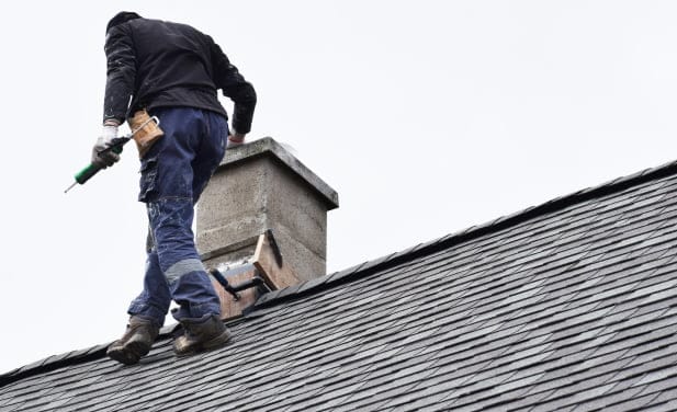 SEO PAGINA - man loopt op dak